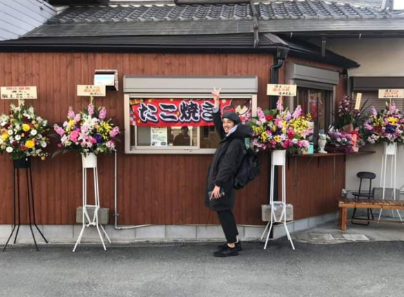 滝山駅のたこ焼き屋「満天」に立ち寄る西野亮廣