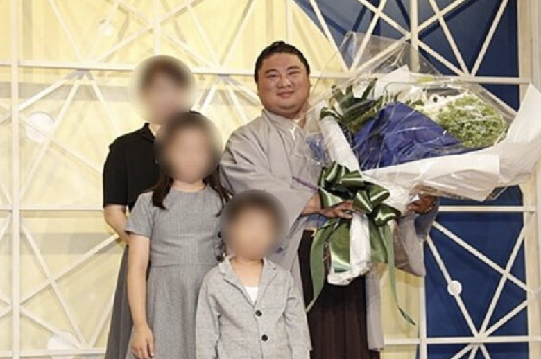 元関脇・嘉風の家族写真