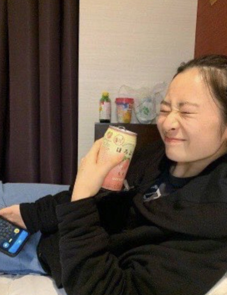 長谷川百々香の飲酒画像