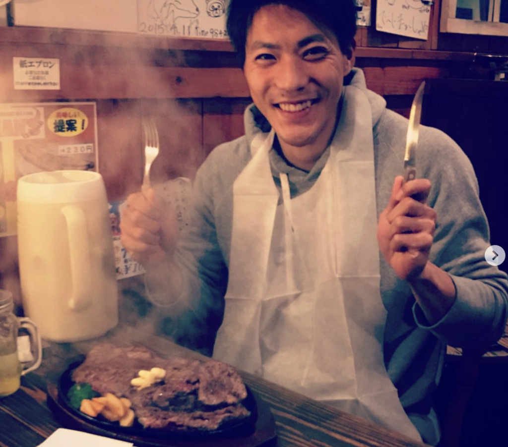 ステーキを食べる山縣亮太