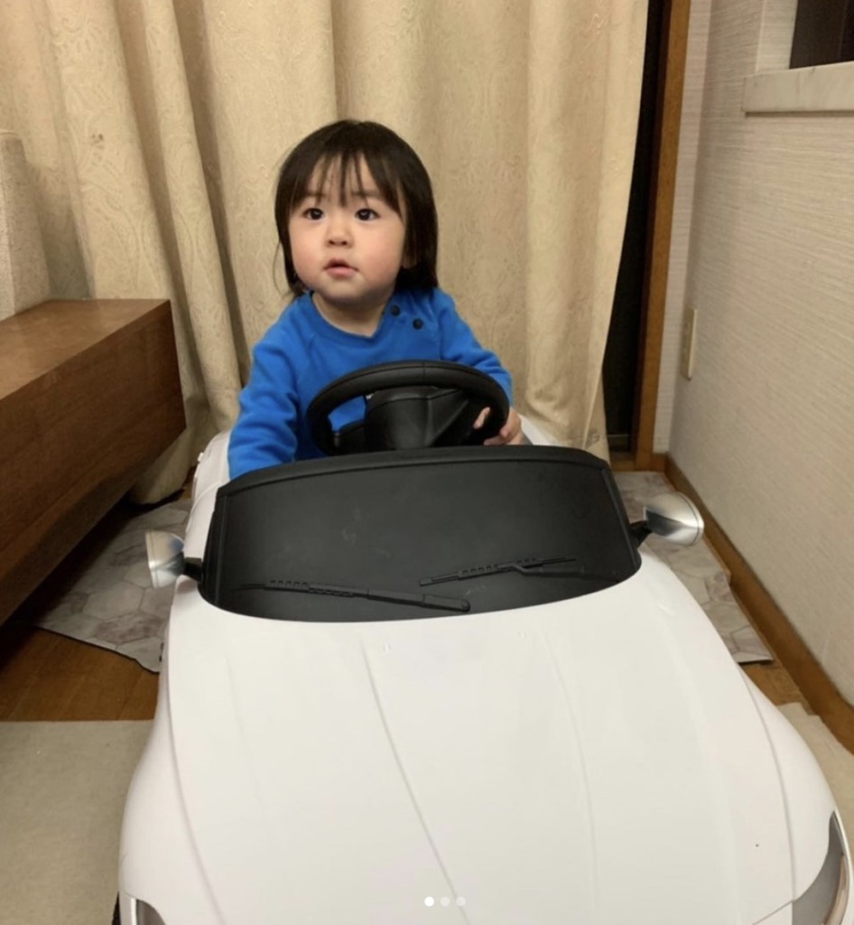 車のおもちゃで遊ぶ中田翔の長男