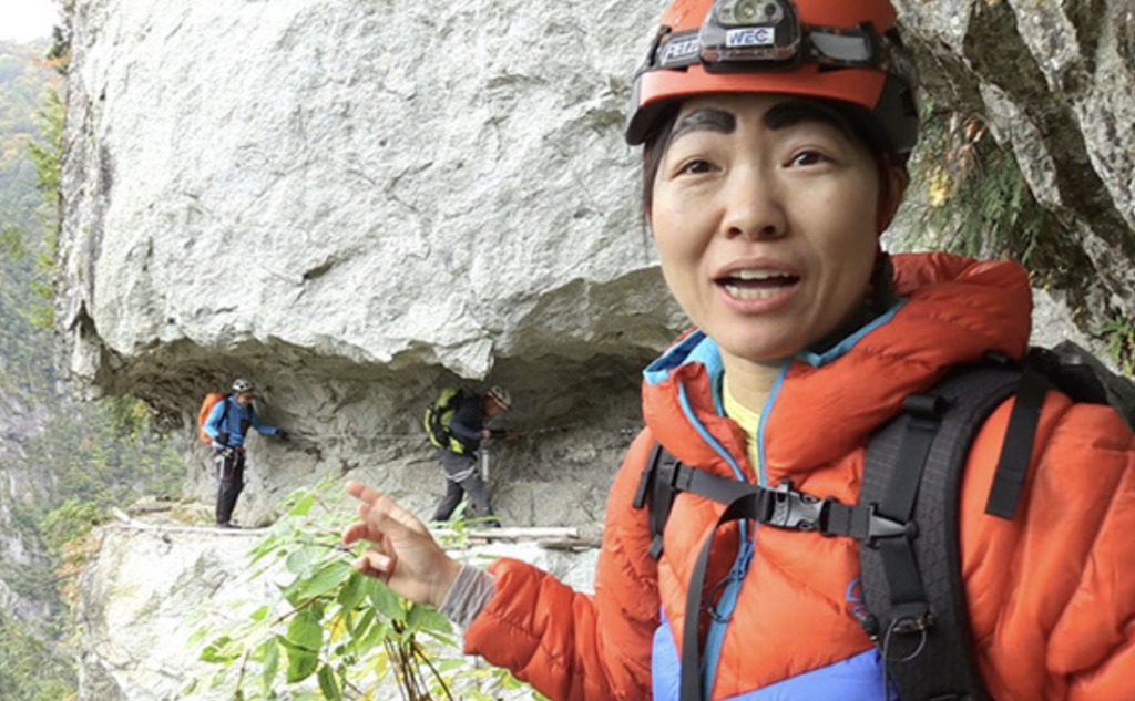 登山するイモトアヤコ