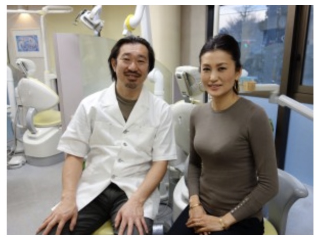 「海老沢歯科医院」の院長・海老沢聡と斉藤芳恵